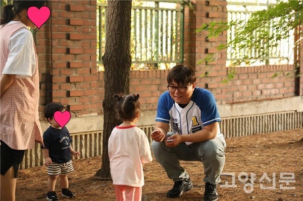 아파트 단지 인근에서 어린아이에게 다가가 친근하게 인사를 건네는 류 당선인. 그는 화정동 내에 아이들을 위한 물놀이터 조성을 주요 공약으로 내세웠다.