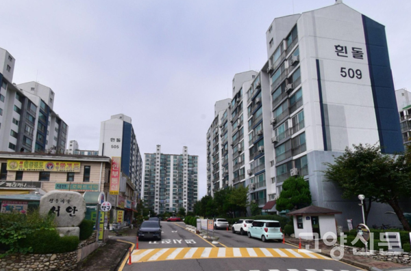 흰돌마을 5단지(서안 아파트) 전경. 조성 후 20년 이상 경과해 정주 여건 개선을 위한 재건축 논의가 꾸준히 이어져 왔다.