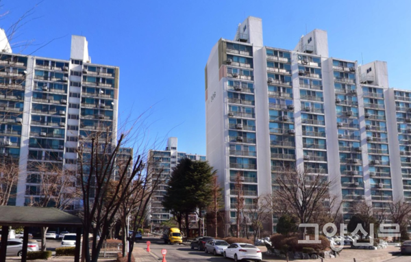 흰돌마을 3단지(국제한진 아파트) 전경. 5단지와 함께 일산 아파트 22구역으로 묶여 통합 재건축을 추진한다.