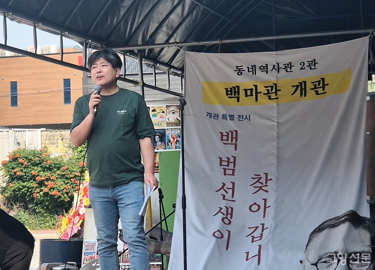  471점의 시각포스터로  특별 전시를 기획한 윤효간 작가.