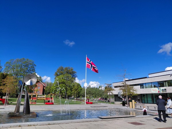 오스(Ås) 지자체 시청사 앞에 노르웨이 깃발이 휘날리고 있다. 이철규 북유럽특파원