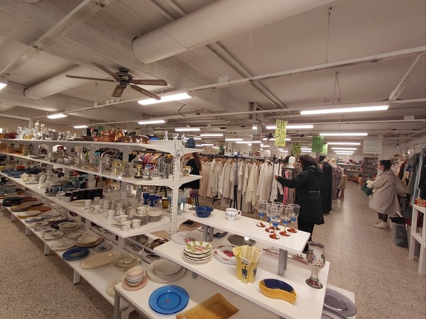 오스(Ås) NLM 옌브루크(NLM Gjenbruk) - 의류 스포츠 용품 등 계절에 따라 각양각색의 재활용 물품이 가득하다. 이철규 북유럽특파원