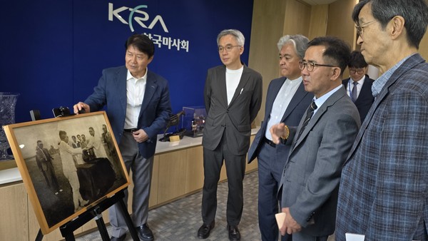 우희종(왼쪽) 한국마사회장이 지난 5일 과천 한국마사회를 찾은 방문객들에게 경마장의 역사에 대해 설명하고 있다.