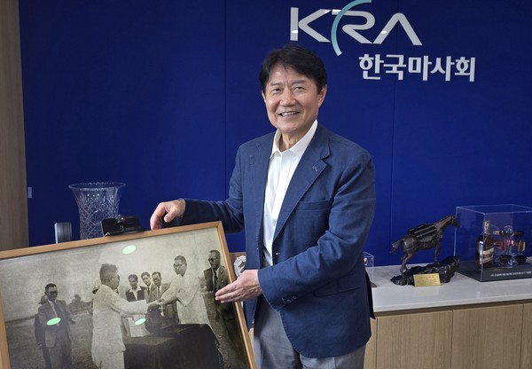 우희종 한국마사회장이 지난 5일 과천 마사회 본사에서 1945년 해방후 서울경마장을 찾아 시상하고 있는 김구 선생의 사진에 대해 설명하고 있다.