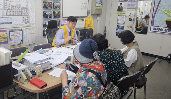 동의서를 취합하고 있는 준비위원과 봉사자들. 고양원당6·7구역 공공재개발사업 주민준비위원회 제공.