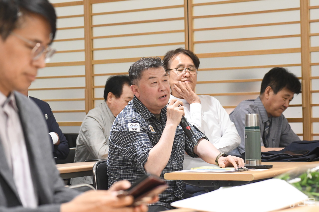 민경선 시장 당선인에게 질의를 하고 있는 한기식 고양자전거학교 대표