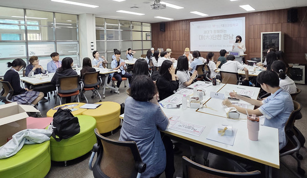 대화노인종합복지관 대인배봉사단이 세대통합 프로그램 ‘대(大)단한 만남’의 첫 장을 열었다.