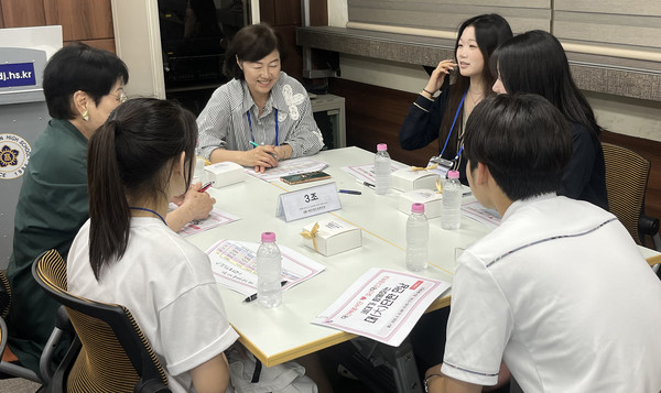교통 문제와 세대갈등, 인권, 권익증진 등 사회와 맞닿은 주제로 토론이 진행되고 있다.