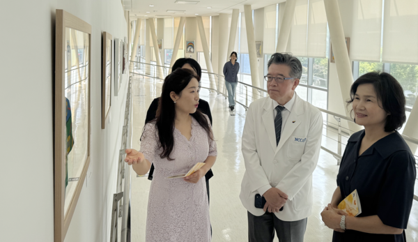전시 도슨트 중에 국립암센터 양한광 원장(가운데)과 한국경진학교 조양숙 교장이 그림을 감상하고 있다.
