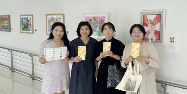(왼쪽부터)전시 행사 기념으로 한국경진학교 신원정 문화환경교육부장교사와 조양숙 교장, 박혜영 전공교육과정부장교사, 박명숙 학교기업부장교사가 나란히 자리했다.