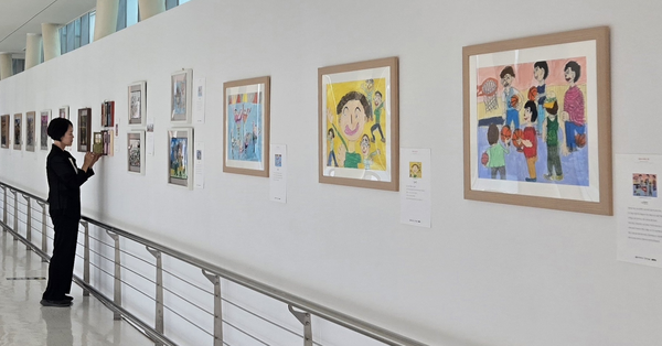 국립암센터에 걸린 한국경진학교 학생들 작품.