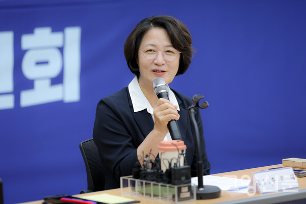 제1차 전체회의에서 민선 9기 도정 방향과 위원회 운영 기조에 대해 발언하고 있는 추미애 경기도지사 당선인. 인수위 제공.