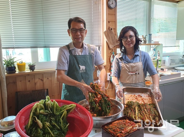 고철 수거 하는 일이 고되다보니 서로 격려와 응원을 하기 위해 매 끼니마다 직원들 밥해주는 황인수 대표, 요즘 날씨엔 감칠맛 나는 서울배추 품종을 텃밭에서 키워 아내와 김치를 버무려 밥상을 차린다.
