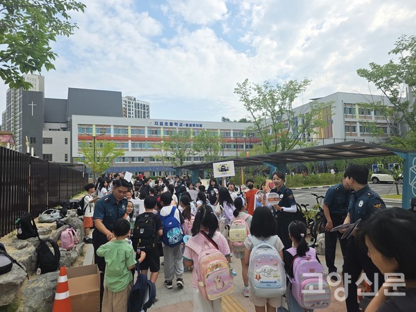 민·관·학 합동 캠페인. 17일 오전 고양시 덕양구 지축동 소재 지효초등학교 정문 앞에서 고양경찰서 여성청소년계 경찰관들과 학부모폴리스단, 교직원들이 등교하는 학생들을 대상으로 학교폭력 예방 캠페인을 벌이고 있다.