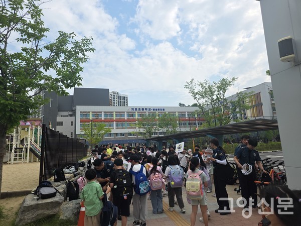 지역사회 안전망 구축. 지효초 학부모폴리스단과 학교 관계자들이 등교로 곳곳에 배치되어 통학로 안전을 점검하고 학교폭력 근절 피켓 홍보를 진행하고 있다.
