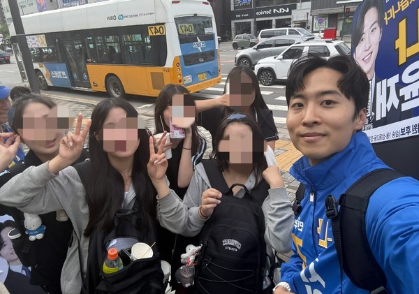 김윤재 당선인은 선거운동을 하며 기성세대는 물론, 미래 세대의 목소리에도 귀를 기울였다. 김윤재 당선인 제공.