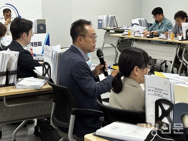 6월 19일 열린 고양대전환준비위원회 업무보고 현장에서 질의하는 김유동 위원.​