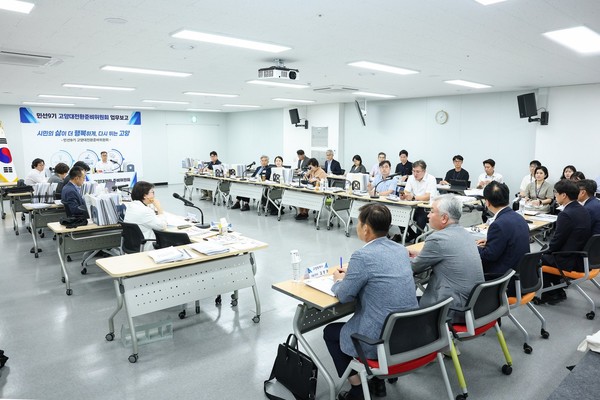 고양대전환준비위원회 위원들이 환경경제분과 주요 과제를 심도 있게 검토하고 있다. 고양대전환준비위원회 제공.
