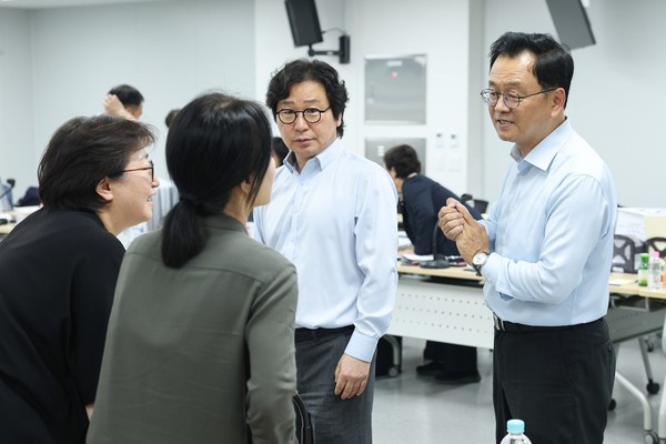 민경선 고양특례시장 당선인, 이성우 고양대전환준비위원회 부위원장이 의견을 나누고 있다. 고양대전환준비위원회 제공.