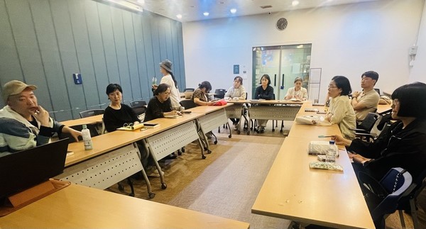 한양문고 주엽점 심야 독서프로그램 ‘읽을 사람 모집, 읽힐 사람 급구' 회원들.