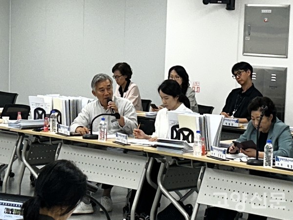 22일 오후 진행된 민경선 고양시장 당선인 고양대전환준비위원회(인수위원회) 건설·교통분과 소관 도시디자인담당관, 시민안전담당관, 재난대응담당관 업무보고 현장에서 질의하는 임현철 위원.