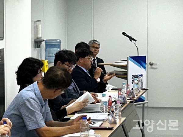 22일 오후 진행된 민경선 고양시장 당선인 고양대전환준비위원회(인수위원회) 건설·교통분과 소관 도시디자인담당관, 시민안전담당관, 재난대응담당관 업무보고 현장에서 질의하는 임홍열 전문위원.