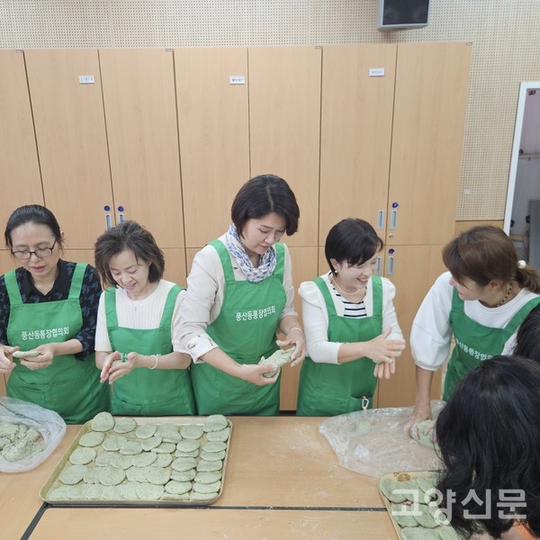 현장에서 지역 주민들과 격의 없이 소통하며 호흡하고 있는 손동숙 당선인.