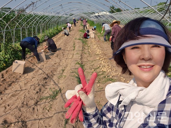 직접 현장으로 뛰어드는 '현장형 정치'를 실천하겠다고 약속한 손동숙 당선인.