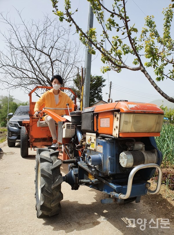 강원도 인제군 원통면 천도리에서 농사를 짓고 계시는 부모님 댁을 방문해 농사일을 돕고 있는 손동숙 당선인.