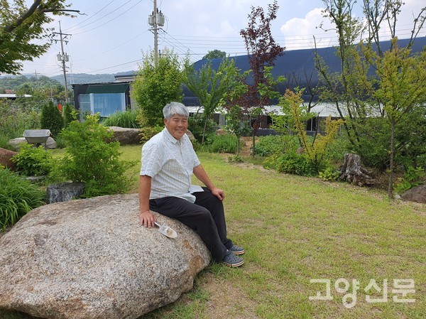 뒤뜰 자연석 너럭바위는 일하다가 쉬는 곳이다.