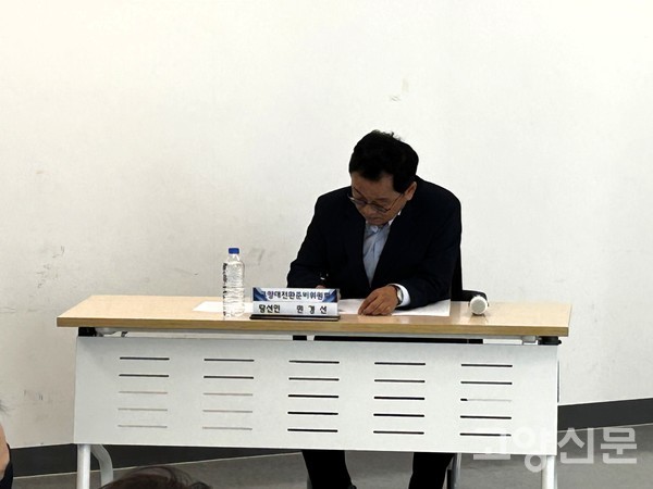 창조혁신캠퍼스 성사에서 개최된 '민선9기 고양대전환준비위원회' 자문위원 위촉식에 참석해 자문위원들의 발언을 청취하며 메모 중인 민경선 당선인.