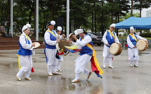 농악공연이 열리고 있다.