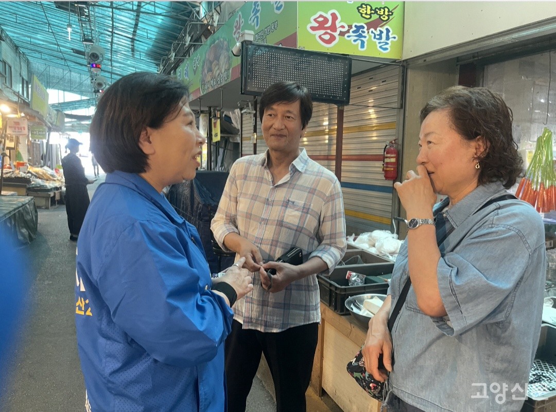선거운동 기간 중 일산시장에서 주민들과 대화를 나누고 있는 공소자 당선인. 공소자 당선인 제공