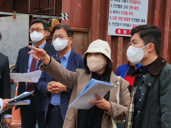 고덕희 의원이 지역 내 주요 건설 현장을 방문해 안전 수칙 이행 여부와 진행 상황을 꼼꼼히 점검하고 있다.