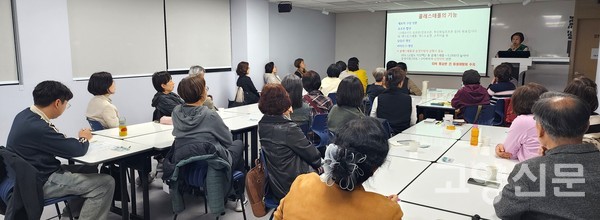 건강넷과 사과나무의료재단이 주최한 지난 몸공부방 6기 참가자들이 닥스메디빌딩 강의실에서 건강 강의를 듣고 있다. 이들은 3개월간의 교육 기간 동안 자신의 몸에 대해 꾸준히 공부하고 올바른 식습관을 실천해 각자 의미있는 결과를 얻었다.