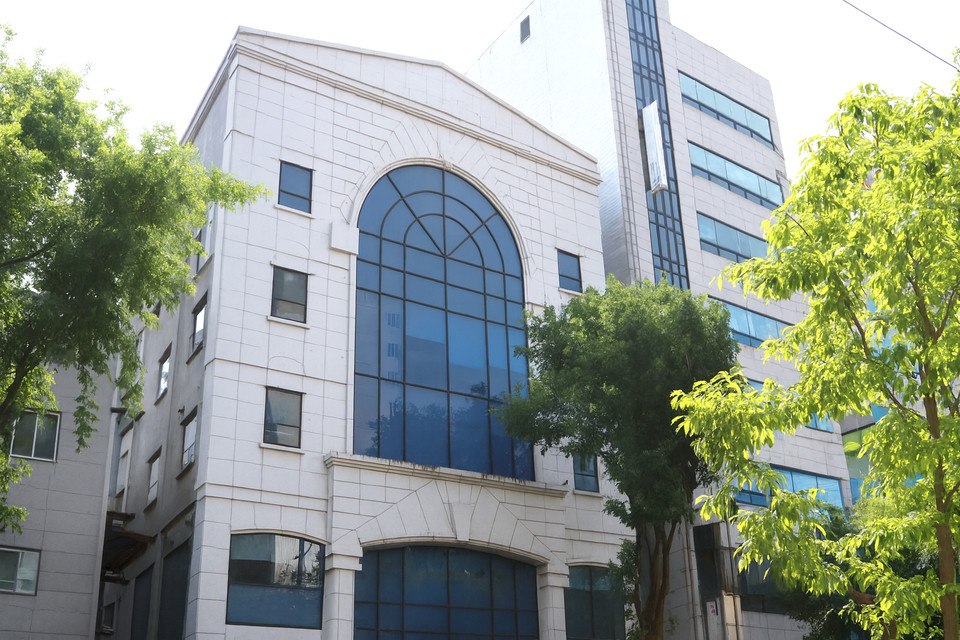 주엽역 인근 닥스메디빌딩. 사과나무의료재단은 주엽역 인근 닥스메디빌딩 5층에 사과나무 생활의학센터를 개설하고, 오는 7월 5일까지 센터 프로그램을 이끌어갈 7개 분야의 리더를 모집한다.