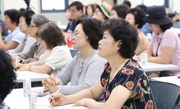 강의에 참여한 조합원들이 경청을 하고 있다.