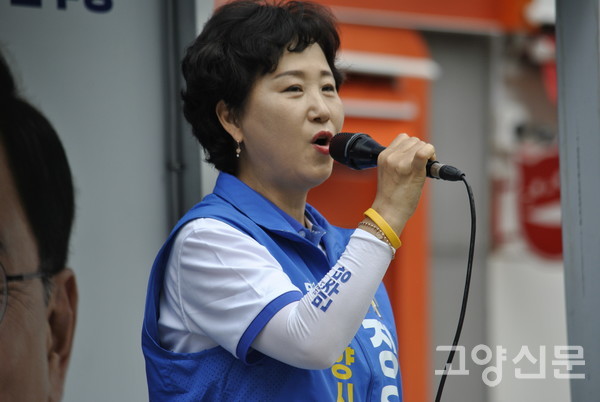 유세 현장에서 마이크를 잡고 고양시민들에게 지지를 호소하는 모습.