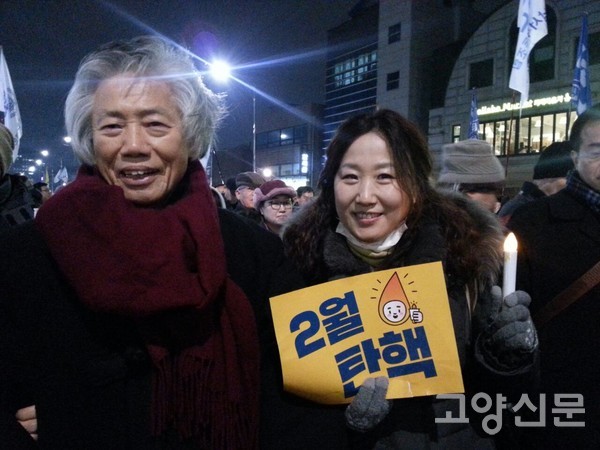 과거 촛불집회 현장을 찾아 고 백기완 선생과 함께 연대했던 장 당선인.