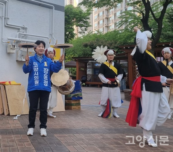 풍산동 은행마을 야시장 축하 풍물공연에서 접시돌리기를 체험하며 시민들과 격의 없이 어울리는 모습.