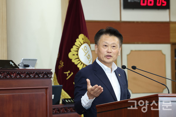 제9대 고양시의회에서 지역구 현안 해결을 위해 발언하고 있는 김학영 의원.