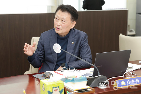 제9대 고양시의회에서 지역구 현안 해결을 위해 발언하고 있는 김학영 의원의 모습.