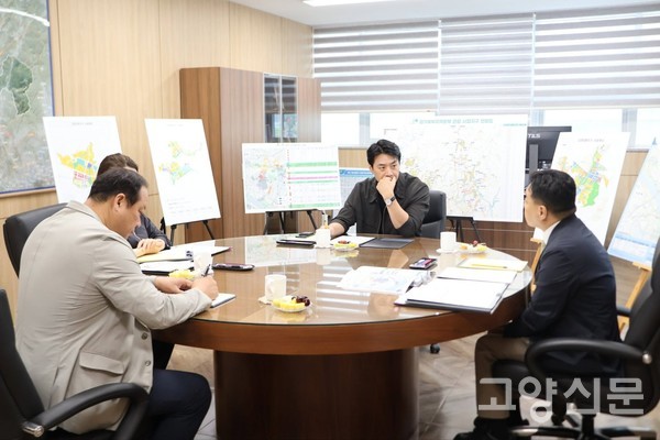 25일 한준호 의원과 고양시의원 당선인들이 LH 관계자들과 만나 경기북부지역본부 관할 사업지구 및 광역교통개선대책 추진 현황을 살펴보고 있다.