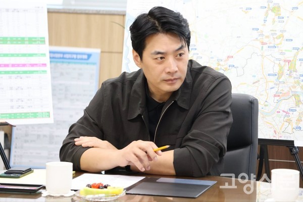 회의 중 관계자의 현황 보고를 경청하고 있는 한준호 의원.
