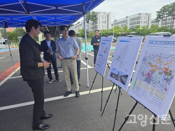 지축·원흥 환승주차장 현장에서 조감도와 사업 개요를 확인하고 있는 현장 점검단.