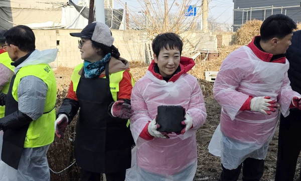 연탄 나눔봉사로 지역의 따뜻한 온기를 전하는 김수진 당선인.