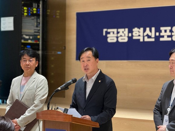 취임식 슬로건과 '대청마루' 타운홀 미팅의 취지를 설명하고 있는 김준혁 단장. 준비위 제공.