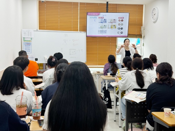 이민자통합센터 사회통합프로그램 2단계 과정 수업 모습  [사진 = 이민자통합센터]