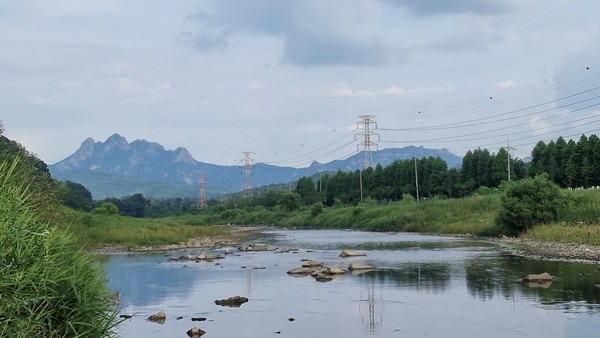 북한산을 배경으로 흐르는 공릉천 고양 구간. 사진 한기식  