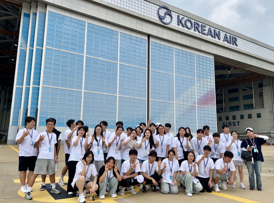 한국항공대학교 우주항공캠프 참가 학생들이 대한항공 본사 현장학습 후 기념촬영을 하고 있다. 한국항공대학교 제공